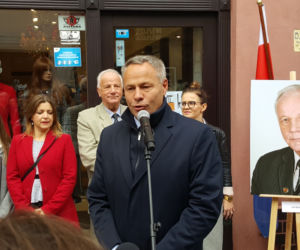 Nowe autografy na ul. Długiej! Swoje podpisy odsłonili bracia Sekielcy, Jan Rulewski i Antoni Tokarczuk [ZDJĘCIA, WIDEO]