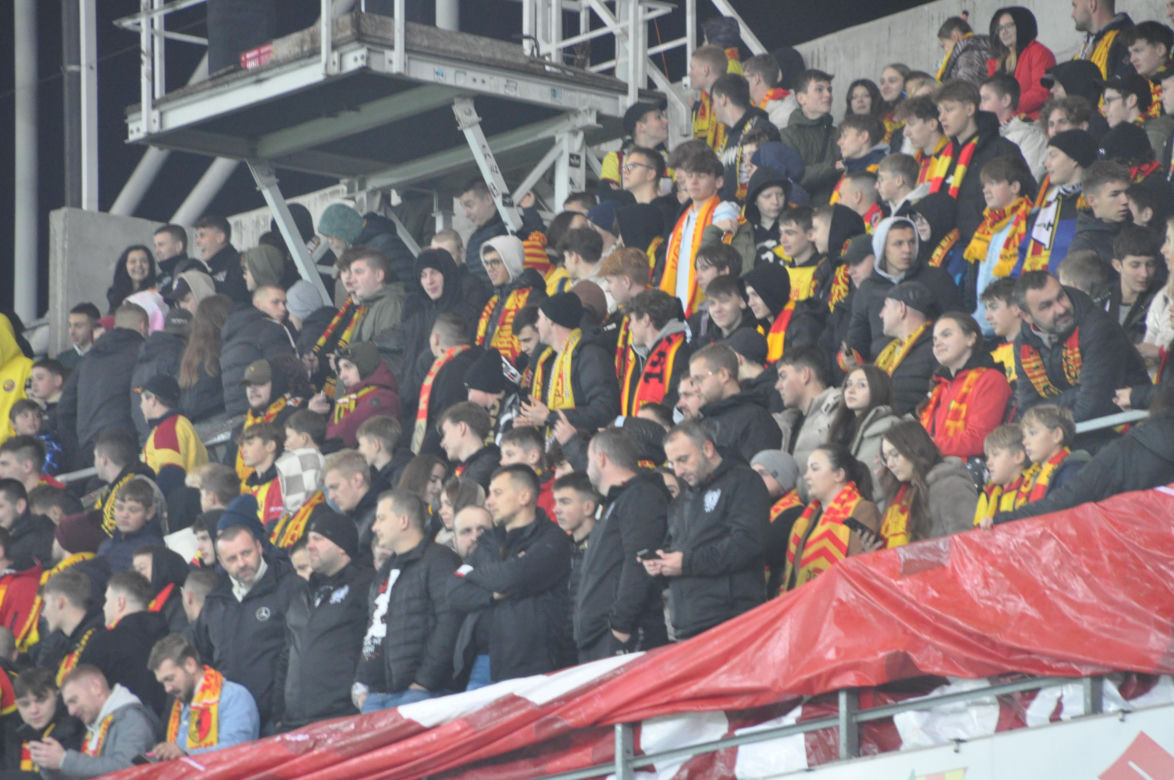 Żółto-czerwono na Suzuki Arenie! Zdjęcia kibiców na meczu Korona Kielce - Jagiellonia Białystok