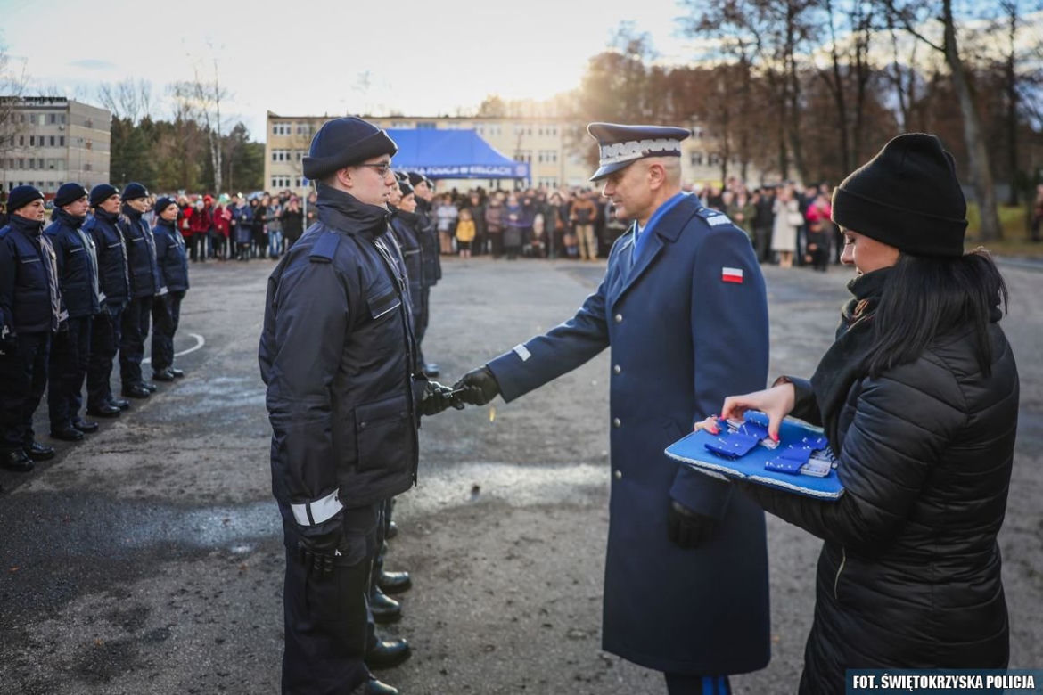 Nowi policjanci w świętokrzyskim garnizonie. W szeregi wstąpiło 58 funkcjonariuszy 