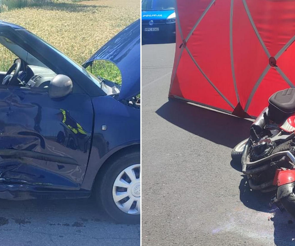 Uszkodzony niebieski samochód osobowy Skoda Fabia z wgniecionej lewej stronie oraz rozbity czerwony motocykl leżący obok czerwonego parawanu policyjnego, maskującego ofiarę śmiertelnego wypadku na drodze w Bartłomiejowicach, o którym przeczytasz więcej na naszym portalu.