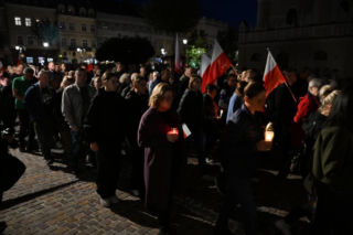 Tłumy mieszkańców na ulicach po krwawym ataku w opactwie. Miasto zamilkło
