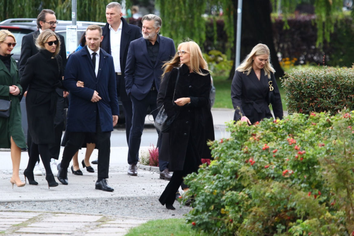 Agnieszka Woźniak-Starak ze znajomymi idzie na premierę filmu "Ukryta gra"