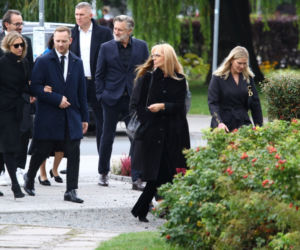 Agnieszka Woźniak-Starak ze znajomymi idzie na premierę filmu Ukryta gra