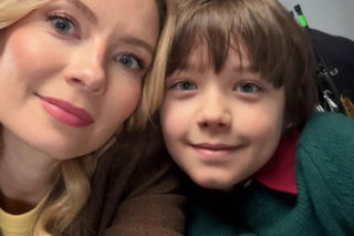 Barwy szczęścia na planie. Mateuszek (Filip Kowalewicz), Dominika (Karolina Chapko)