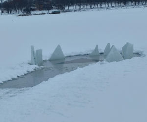 Jak uratować człowieka, gdy załamie się pod nim lód? Strażacy ćwiczyli różne scenariusze