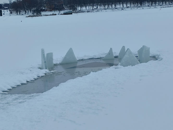 Jak uratować człowieka, gdy załamie się pod nim lód? Strażacy ćwiczyli różne scenariusze