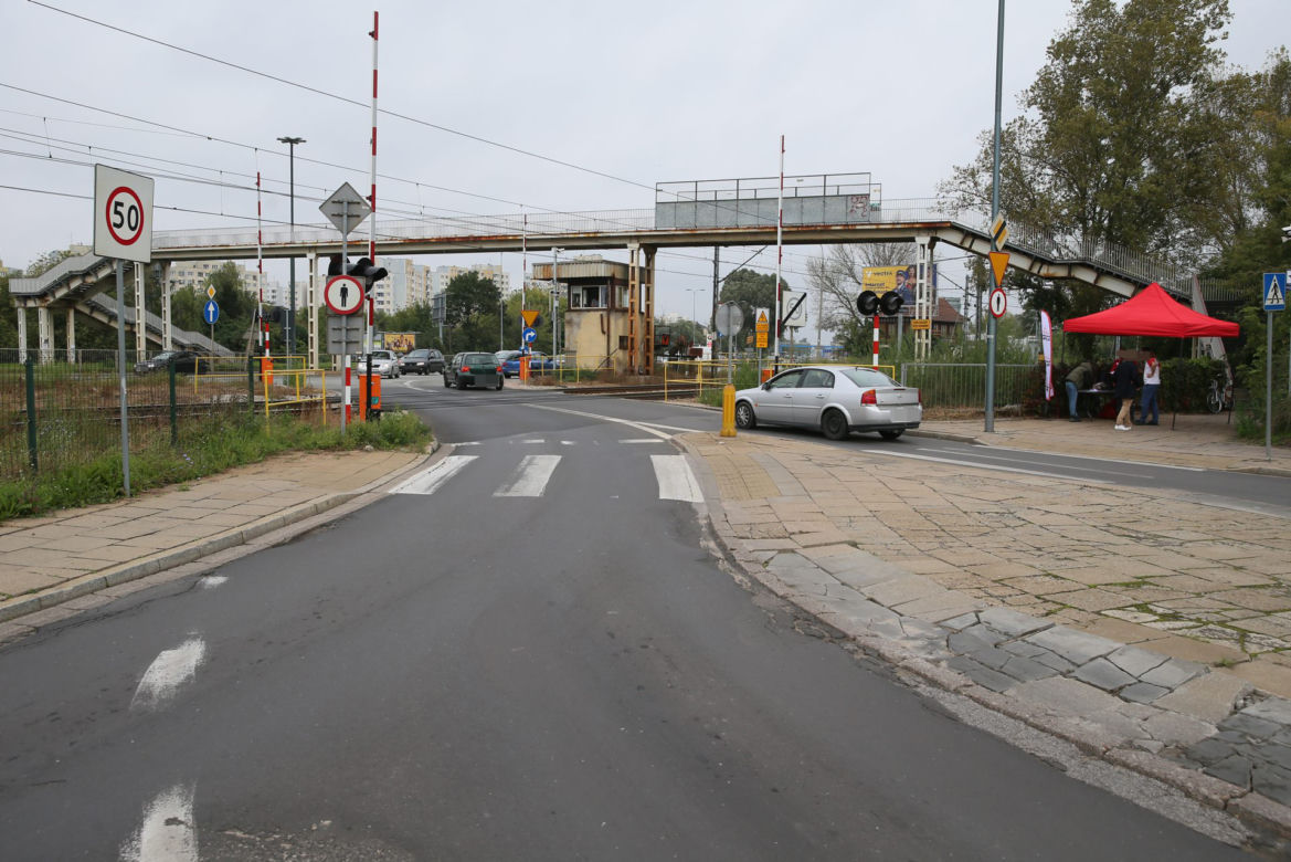 Na skrzyżowaniu ul. Radzymińskiej z ul. Naczelnikowską brakuje przejścia dla pieszych. Czy udręka mieszkańców kiedyś się skończy?