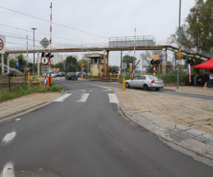 Na skrzyżowaniu ul. Radzymińskiej z ul. Naczelnikowską brakuje przejścia dla pieszych. Czy udręka mieszkańców kiedyś się skończy?