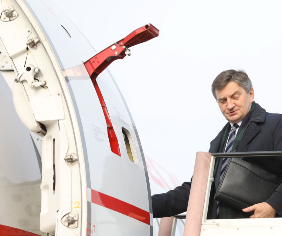 Latał na odpusty, dożynki i badmintona. Marek Kuchciński