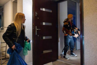 Pierwsza miłość: Dominika i Karma, okradając dom Izabeli, słyszą dziwne hałasy i jęki. W piwnicy znajdują ledwie żywą Teresę