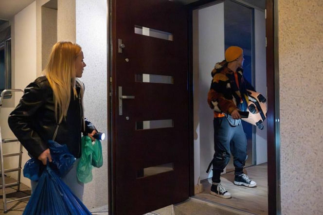 "Pierwsza miłość": Dominika i Karma, okradając dom Izabeli, słyszą dziwne hałasy i jęki. W piwnicy znajdują ledwie żywą Teresę