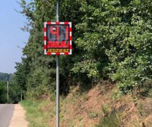 Zwolnij przy szkole. Na drogach powiatu kieleckiego pojawią się nowe radary