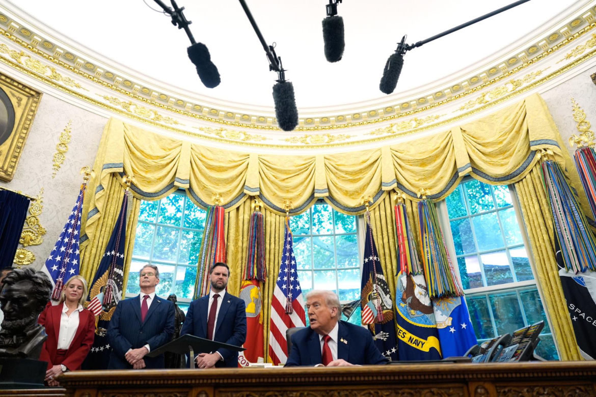 Trump chwali się złotem w Gabinecie Owalnym. "Goście wpadają w zachwyt, najlepszy gabinet w historii"