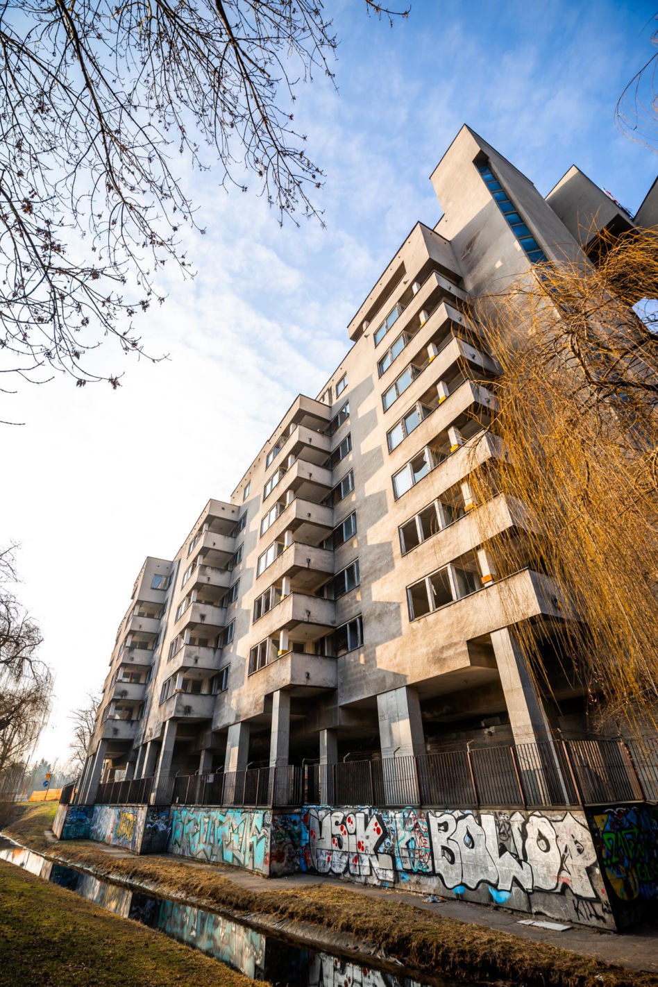 Szpiegowo, blok na Sobieskiego 100 w Warszawie
