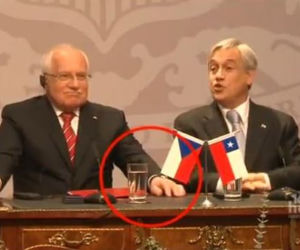 Prezydent Czech Vaclav Klaus ukradł pióro?