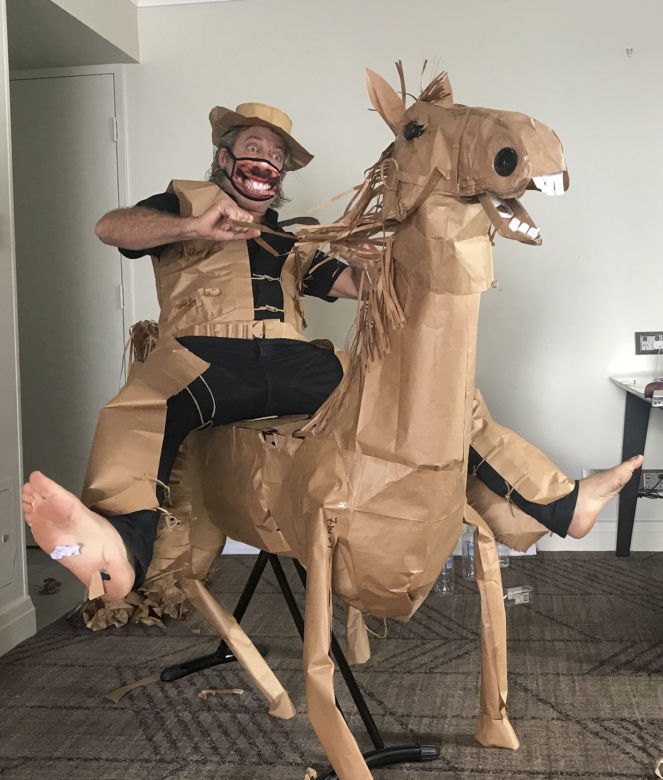 Papierowy kowboj na kwarantannie w australijskim hotelu