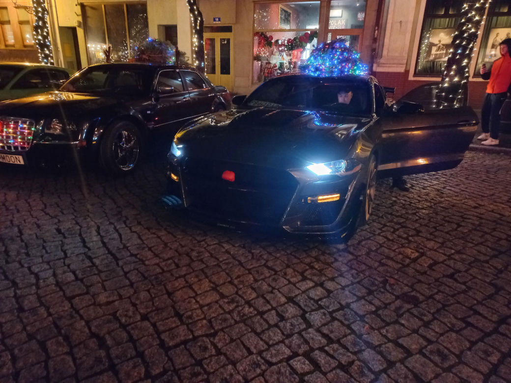 Świąteczny Zlot Amerykańskich Samochodów na Rynku w Lesznie