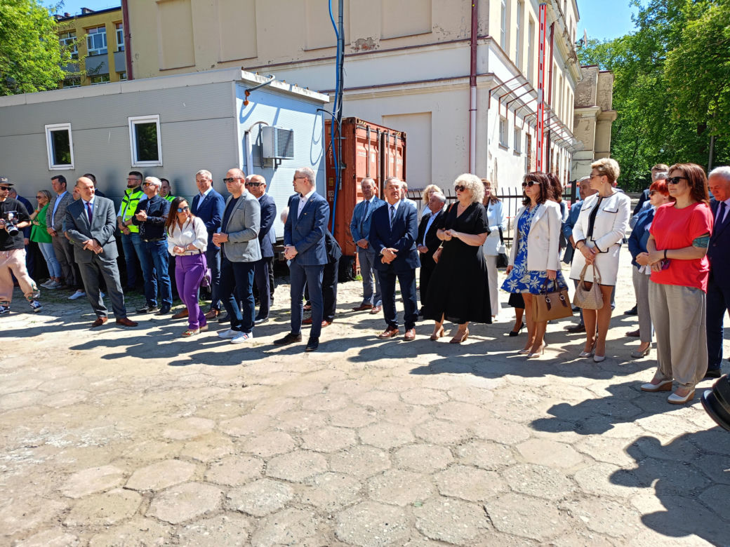 W ścianie budynku powstającego Branżowego Centrum Umiejętności w branży elektroenergetyki zamurowana została także kapsuła czasu