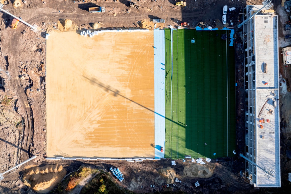 Budują nowy stadion Polonii Bytom. Nawet jesienią trawa jest na nim zielona