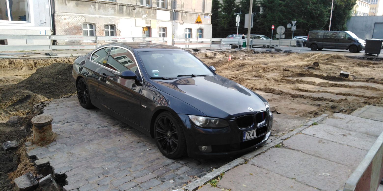 Zaparkowany samochód blokuje przebudowę ulic