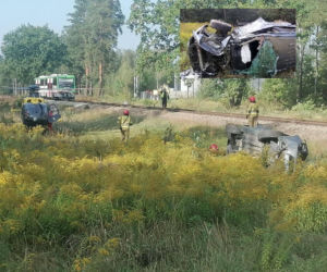Szynobus staranował osobówkę. Wypadek na przejeździe kolejowym. Są ranni
