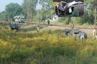 Szynobus staranował osobówkę. Wypadek na przejeździe kolejowym. Są ranni