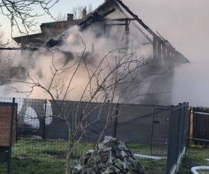 Pożar domu w Wielkiej Wsi. Jedna osoba poszkodowana, gmina organizuje pomoc przed świetami