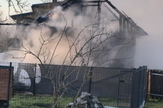 Pożar domu w Wielkiej Wsi. Jedna osoba poszkodowana, gmina organizuje pomoc przed świetami