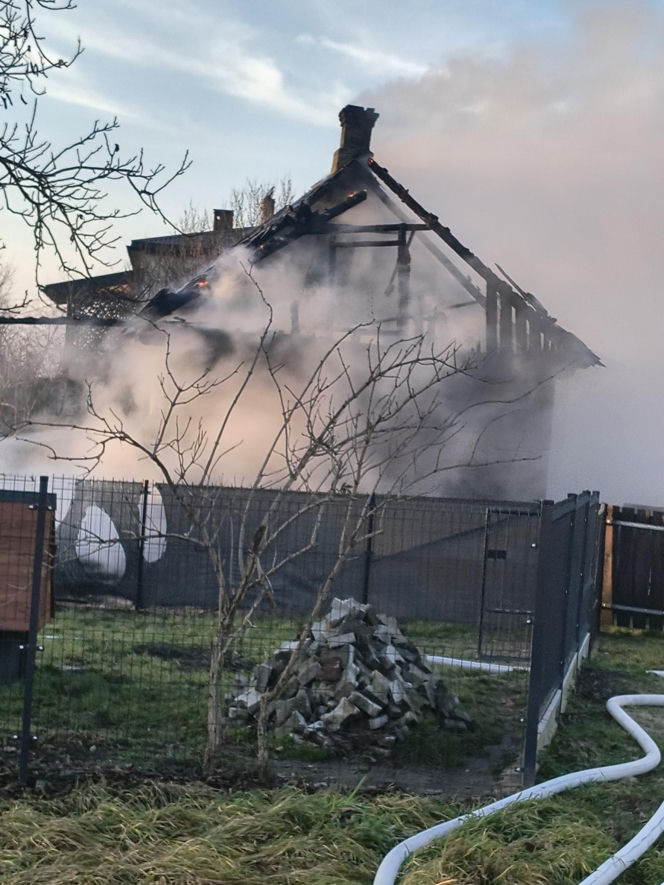Pożar domu w Wielkiej Wsi. Jedna osoba poszkodowana, gmina organizuje pomoc przed świetami