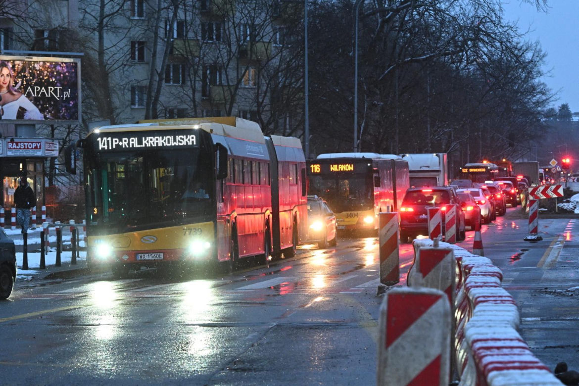Paraliż na Mokotowie, zamknęli ważne skrzyżowanie. Kierowcy utknęli w korkach, autobusy na objazdach