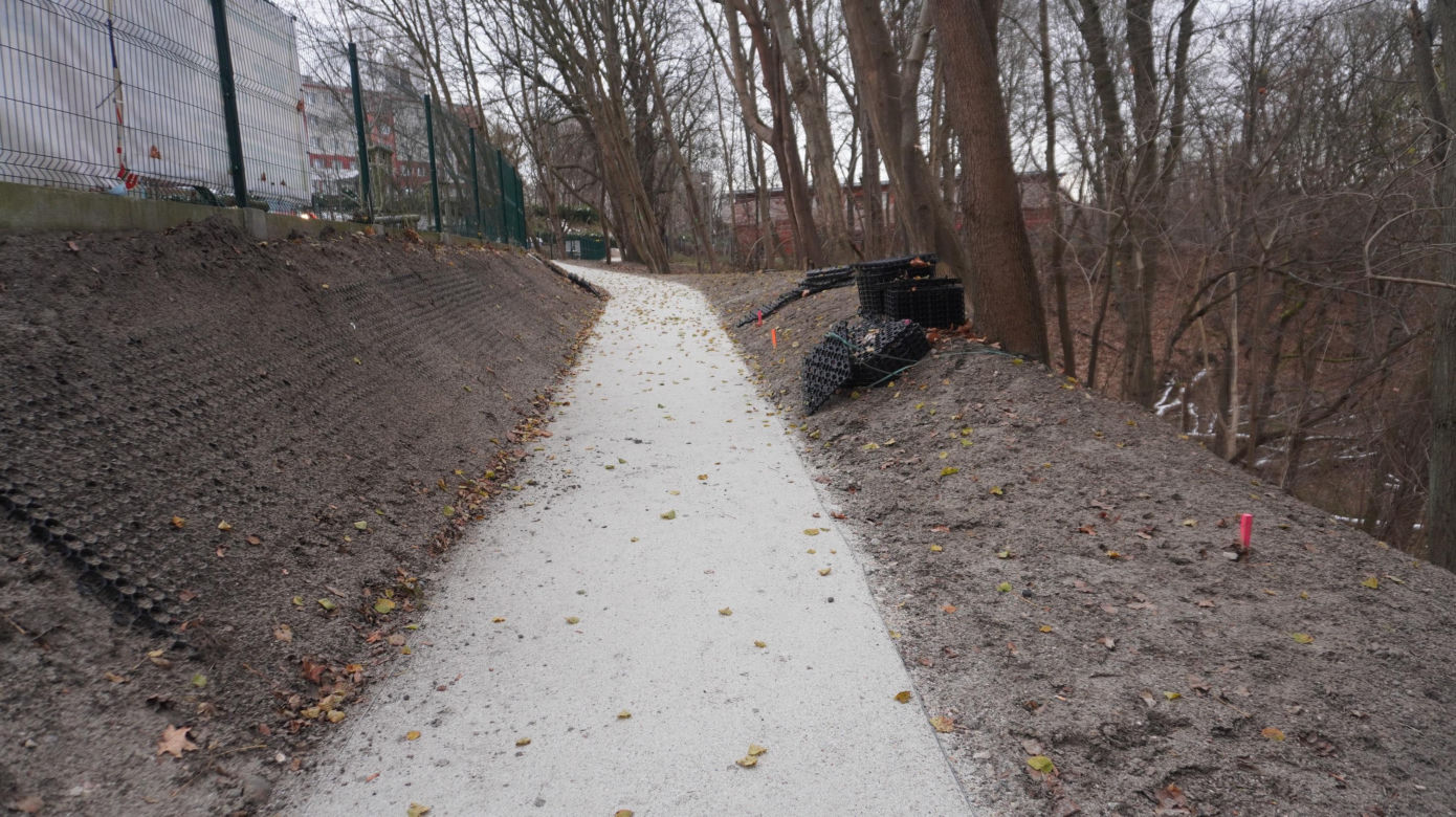 Nowe miejsce rekreacji nad Łyną coraz bliżej. Trwają prace wykończeniowe Ekotarasu w Olsztynie [ZDJĘCIA]