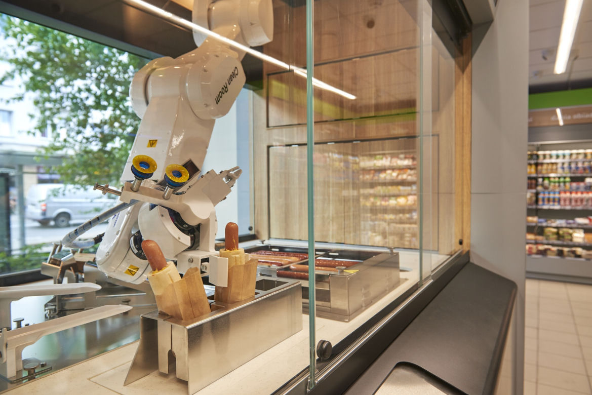 Robot robi hot-dogi w Żabce