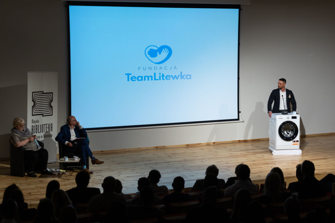 Moblizuje do pomocy ludzi z całego kraju. To najszybsze zbiórki w internecie. Łukasz Litewka założył fundację Team Litewka
