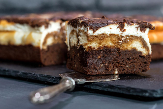Dwa desery w jednym kawałku nieba. Brownie tiramisu to najnowszy hit