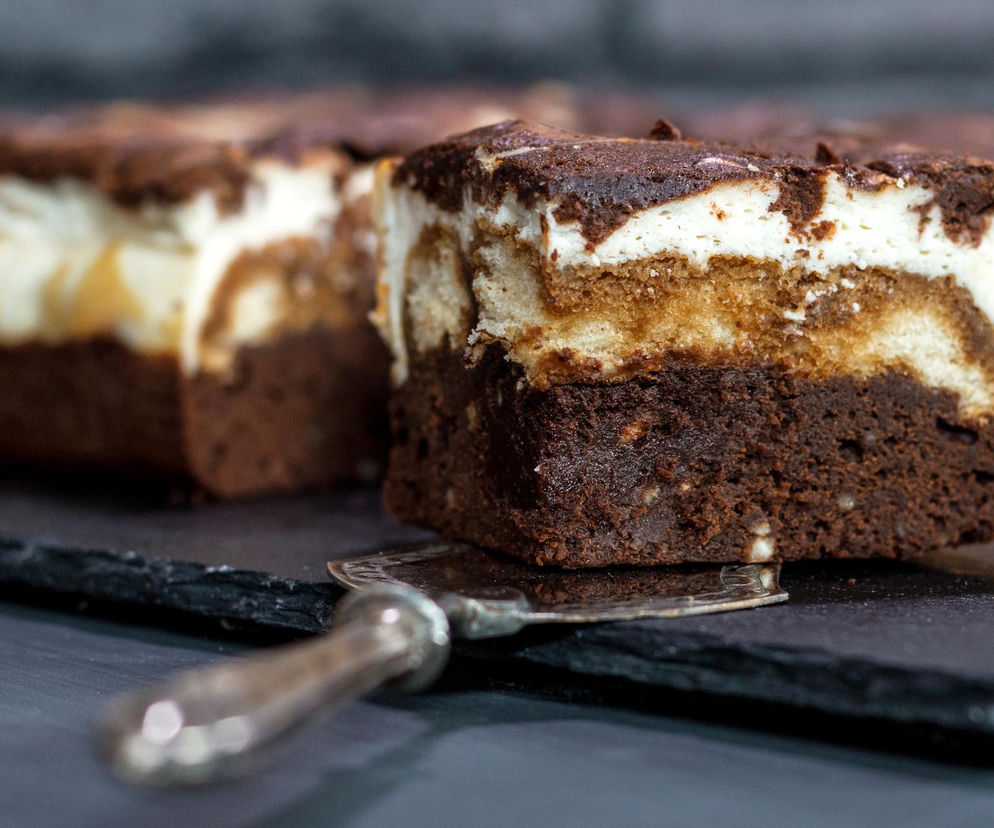 Dwa desery w jednym kawałku nieba. Brownie tiramisu to najnowszy hit