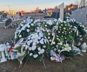 Groby Wiktorii i Konrada utonęły w kwiatach. Pochowali ich w święto zakochanych