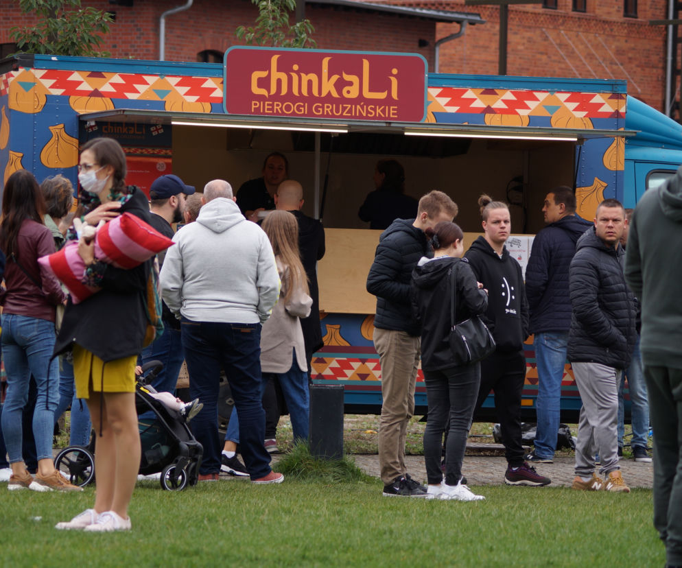 Festiwal Food Trucków 2021. Restauracje na kółkach zaparkowały na Wyspie Młyńskiej