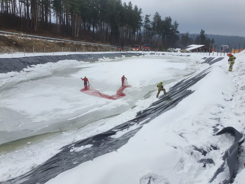Bieszczady. Strażacy uratowali koziołka z lodu [ZDJĘCIA]
