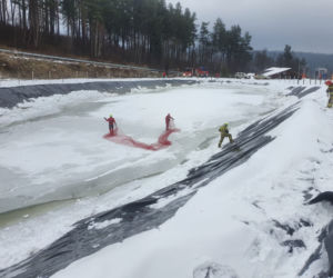 Bieszczady. Strażacy uratowali koziołka z lodu [ZDJĘCIA]