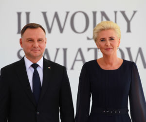 Asfaltowa droga przy luksusowym domu Andrzeja i Agaty Dudów 