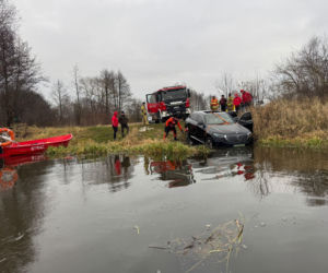 Auto warte fortunę wpadło do rzeki. Akcja ratunkowa trwała dwa dni!