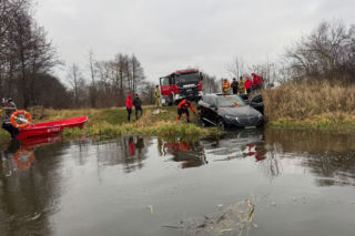 Auto warte fortunę wpadło do rzeki. Akcja ratunkowa trwała dwa dni!