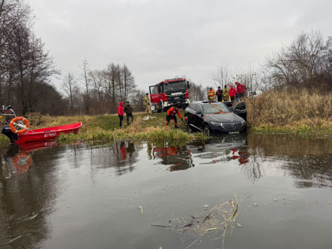 Auto warte fortunę wpadło do rzeki. Akcja ratunkowa trwała dwa dni!
