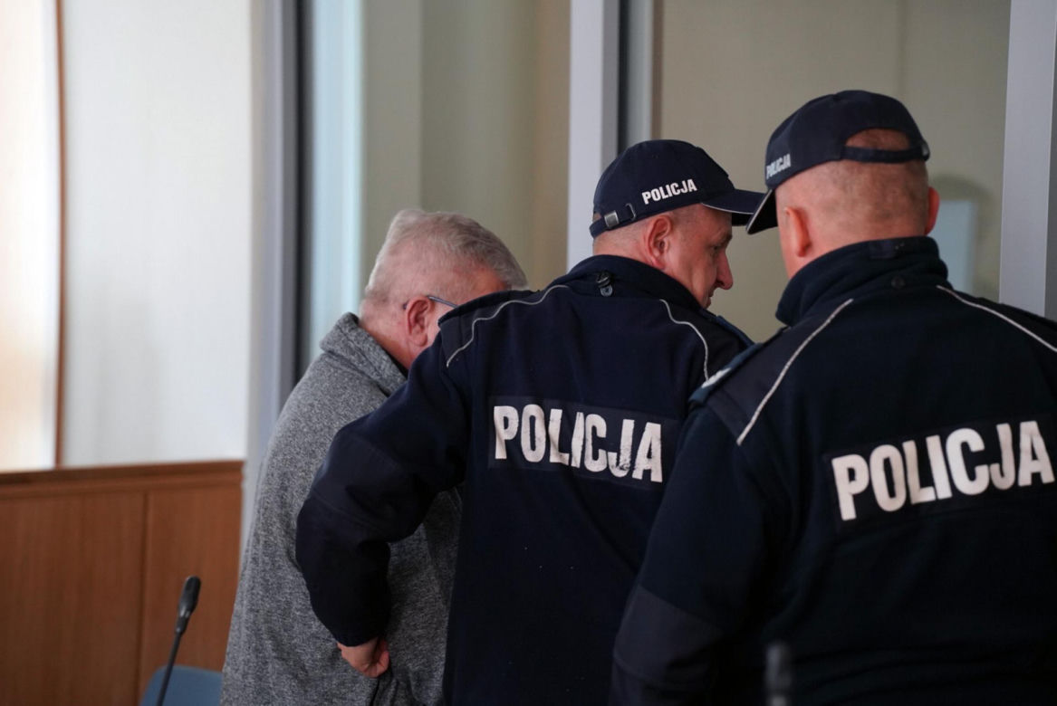Ksiądz Mirosław porąbał siekierą i podpalił starego znajomego?! W sądzie szok: "mam dziecko"
