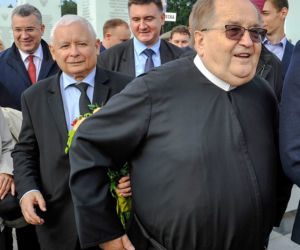 Ukłony dla Rydzyka, uśmiech dla Kaczyńskiego