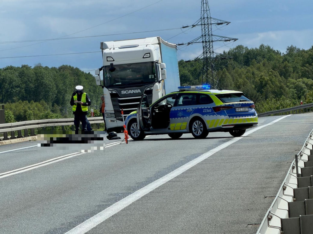 Motocyklista huknął w bariery na wiadukcie. 34-latek zginął na miejscu