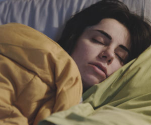 Widzisz dziwne obrazy tuż przed zaśnięciem? Twój mózg próbuje ci przekazać coś ważnego