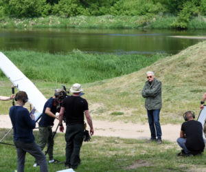 Sensacje XX wieku w Nowogrodzie. Wołoszański kręcił dokument na Podlasiu [ZDJĘCIA]