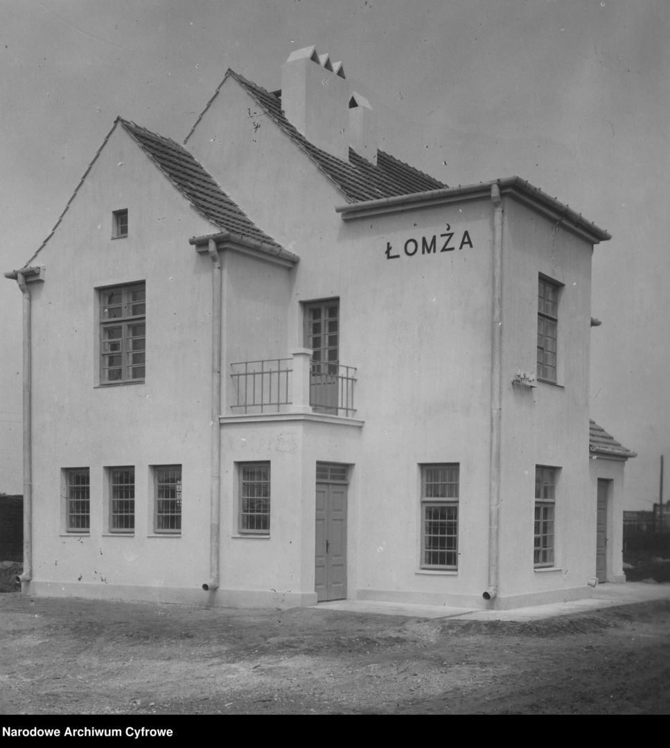 Zachowany do dziś budynek stacji Łomża Wąskotorowa w XX-leciu międzywojennym