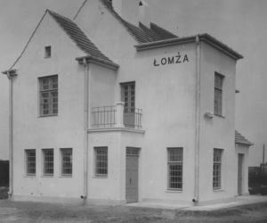 Dziurawy barak i 33 lata czekania. Jak Łomża straciła kolej i jak ją odzyskała?